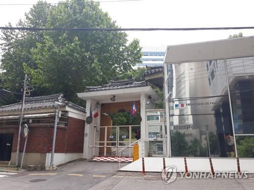 Menace contre l'ambassade de France : condamnation à six mois de prison assortie d'un sursis d'un an