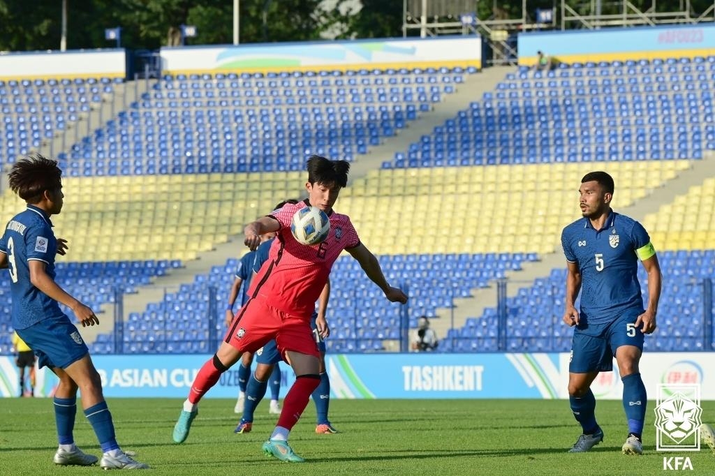 L'attaquant sud-coréen Go Jae-hyeon s'apprête à effectuer un shoot.(Photo fournie par l'Association coréenne de football, KFA. Revente et archivage interdits)