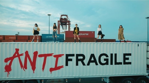 «The Hydra», vidéo teaser du deuxième EP du girls band Le Sserafim «Antifragile». (Séquence fournie par Source Music. Revente et archivage interdits)
