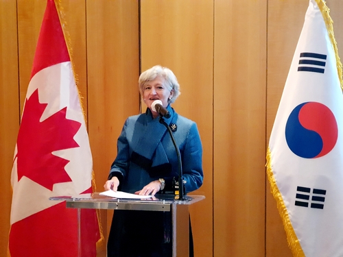 La chargée d'affaires ad interim de l'ambassade du Canada à Séoul, Tamara Mawhinney, lors de la réception du 60e anniversaire des relations diplomatiques entre la Corée du Sud et le Canada dans la salle Schofield de la mission diplomatique canadienne, le jeudi 12 janvier 2023.