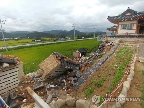 地震の被害を受けた慶州市内の住宅＝（聯合ニュース）
