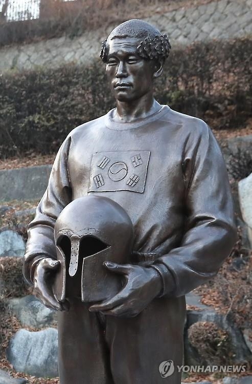 孫基禎氏の新しい銅像＝２０日、ソウル（聯合ニュース）