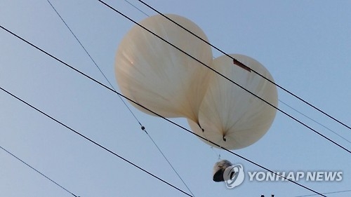 昨年５月３０日、ソウル市内で見つかった北朝鮮の風船（読者提供）＝（聯合ニュース）