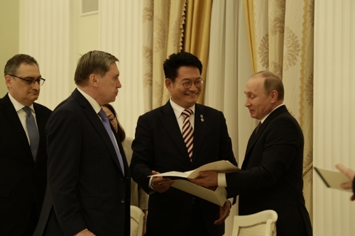 プーチン大統領（右端）との会談で文大統領の親書を手渡す宋氏＝（聯合ニュース）
