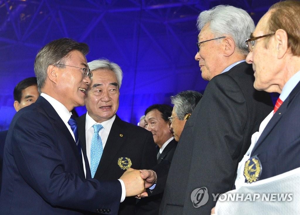 北朝鮮の張雄氏（右から２人目）と握手を交わす文大統領（左端）＝（聯合ニュース）