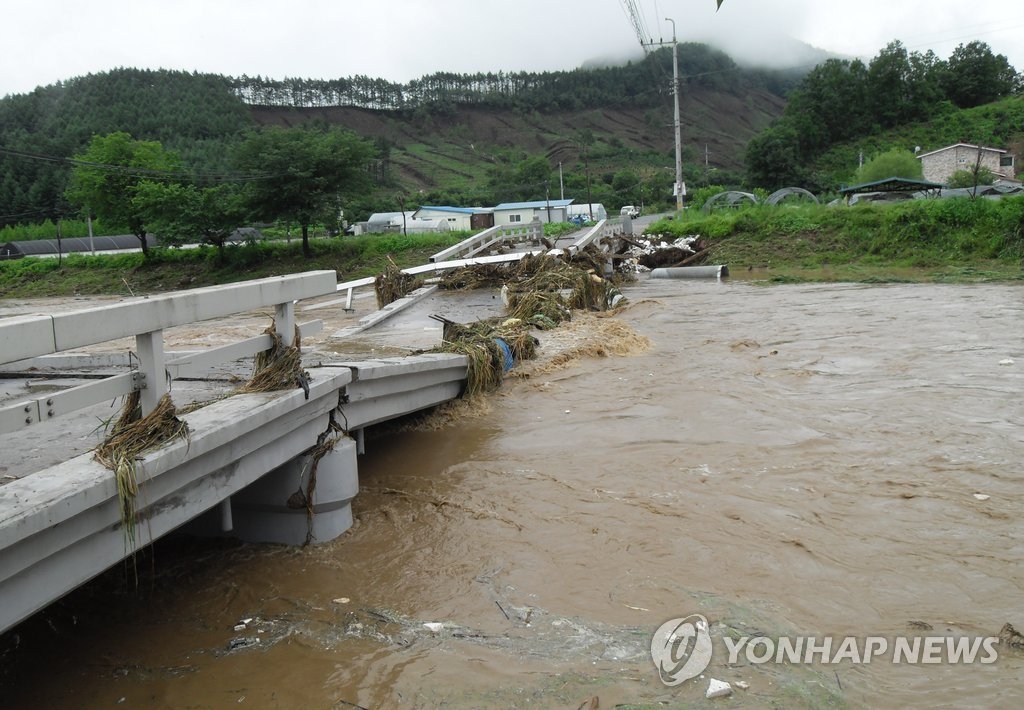 大雨の影響で損壊した清州市内の橋＝１６日、清州（聯合ニュース）