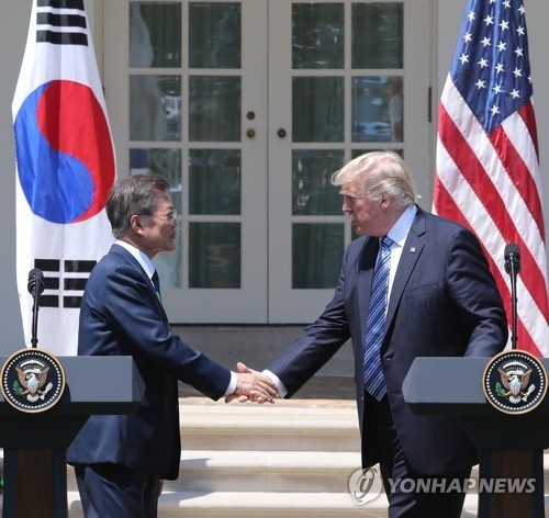 ６月末の韓米首脳会談で握手を交わす文大統領（左）とトランプ米大統領（資料写真）＝（聯合ニュース）