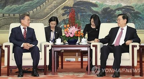 張徳江氏（右）と会談する文大統領＝１５日、北京（聯合ニュース）