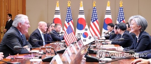 昨年１１月７日、ソウルで開かれた韓米首脳会談に同席した康氏（右）とティラーソン氏＝（聯合ニュース）