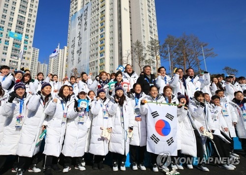入村式で決意を新たにする韓国選手たち＝７日、江陵（聯合ニュース）