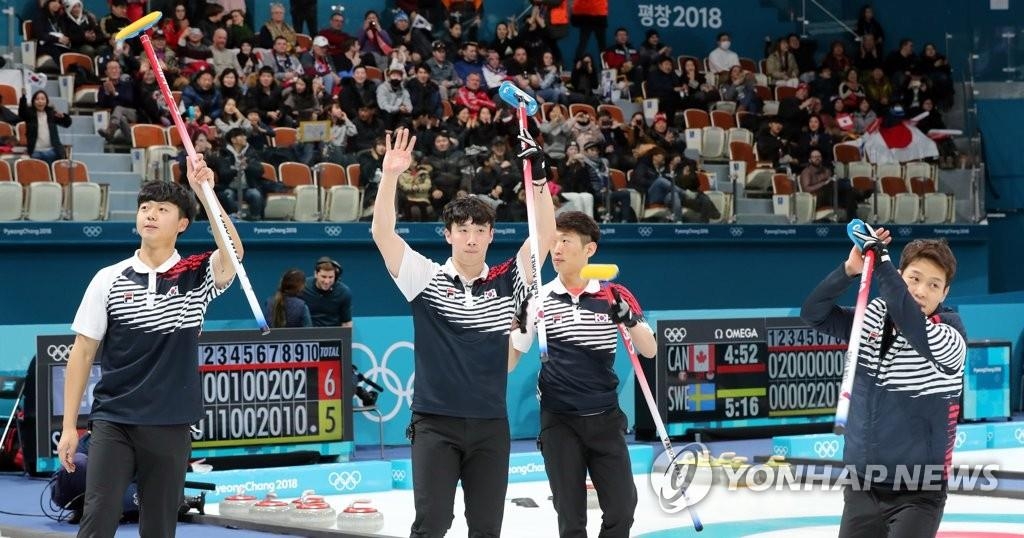 初勝利を挙げた韓国男子＝１７日、江陵（聯合ニュース）