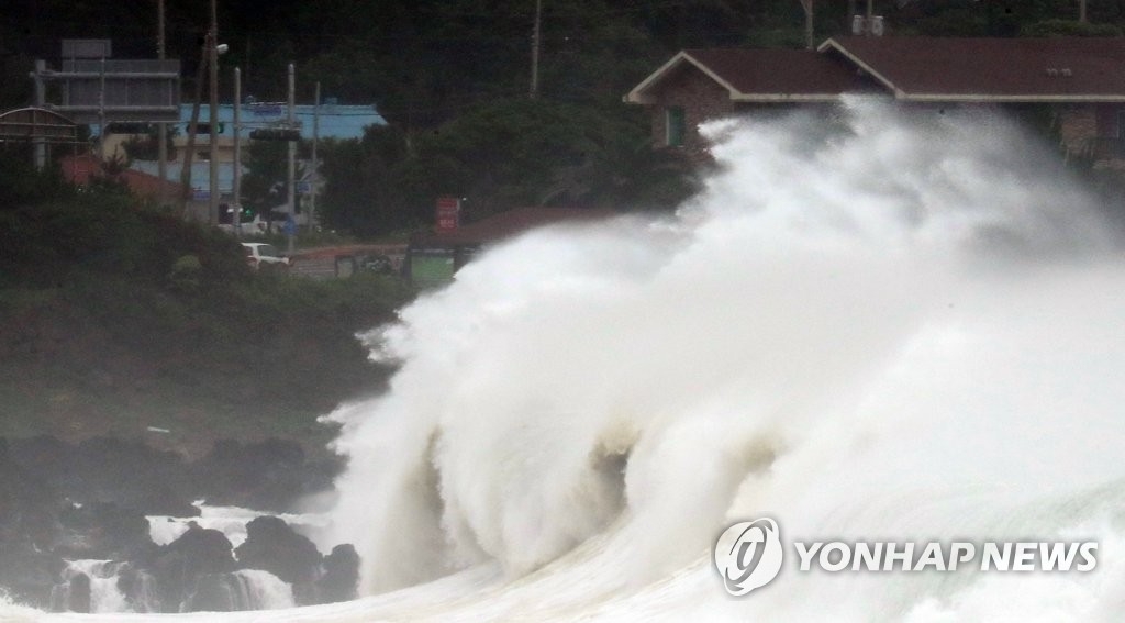 台風7号の接近で荒れる韓国南部の海(資料写真)=(聯合ニュース)