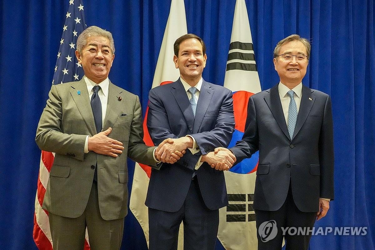 握手を交わす趙氏（右）とルビオ氏（中央）、岩屋氏（外交部提供）＝（聯合ニュース）≪転載・転用禁止≫