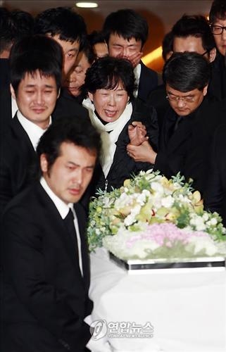 <"엄마는 어떻게 살라고" 故 최진영 영결식> - 2