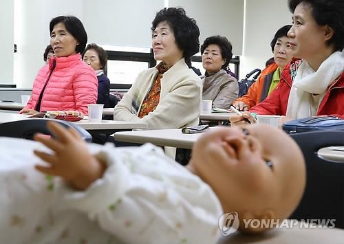 손주 포대기 스마트폰으로…50·60대 모바일쇼핑 급증 - 2