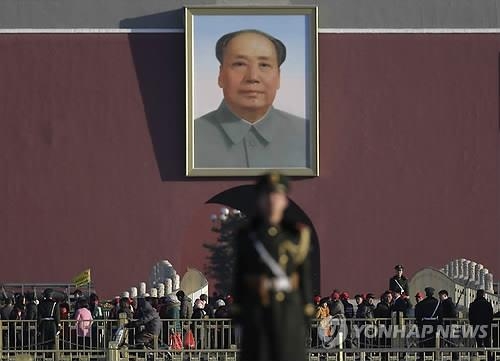 마오쩌둥 초상화에 오물투척 중국인 징역 1년2개월 - 2