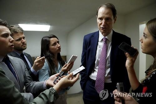"소셜미디어, 테러리스트 색출 역할해야" 법안 美의회서 논란 - 2