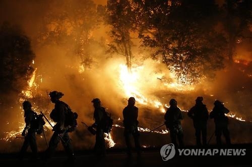 캘리포니아 '쌍둥이산불'로 이재민 2만명…1명 사망(종합) - 2