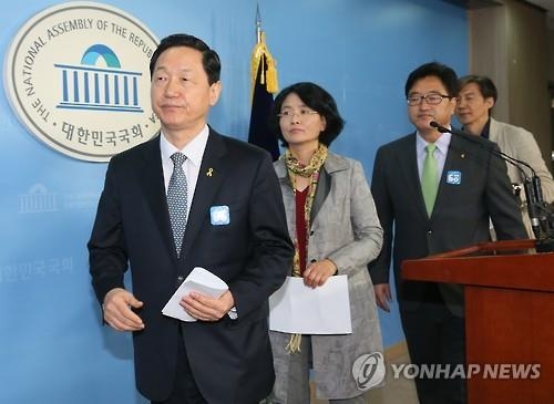 '폭탄' 남겨두고 짐싸는 김상곤…이후 행보는 - 2