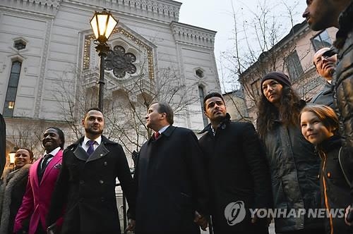 "개종 안 하면 살해"…스웨덴 기독교도 IS 추종자에 협박받아 - 2