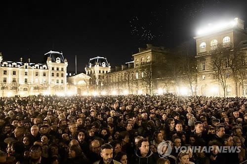 올랑드 佛대통령 "프랑스는 전쟁 중…테러리즘 뿌리뽑겠다"(종합) - 3