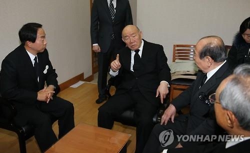 < YS 서거> 전두환, 10분 조문…"역사적 화해냐" 질문에 '부답'(종합) - 2