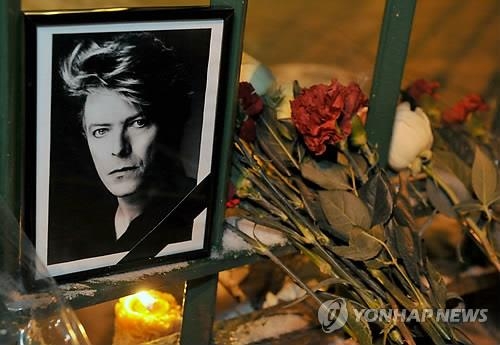 "보위, 정체성 혼란 청소년들에 희망 줬다" 성소수자 애도 물결 - 4