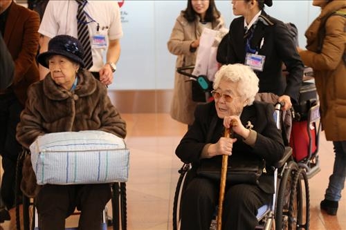 위안부 할머니들 일본방문…"日총리가 우리앞에서 사죄해야지" - 2