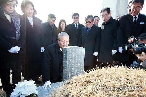 광주 5·18 묘역서 무릎 꿇은 김종인 "사죄 마음 저절로"(종합) - 3