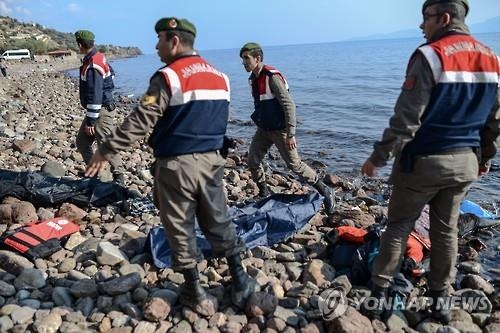 그리스 축구선수들 경기 시작후 주저앉은 까닭은…"난민 추모" - 3
