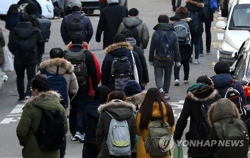< SNS돋보기> 9급공무원 역대 최대 접수에 "그만큼 일자리 부족" - 2