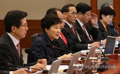 朴대통령, '뿌리산업' 현장방문…파견법 필요성 부각 - 2