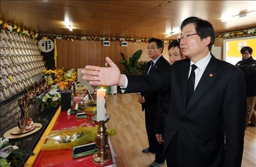 김영석 해수부장관 설 앞두고 팽목항 방문 - 2