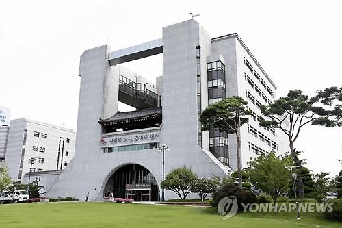 '탄소의자로 추운겨울 녹인다'…전주 승강장 '발열 의자' 등장 - 2