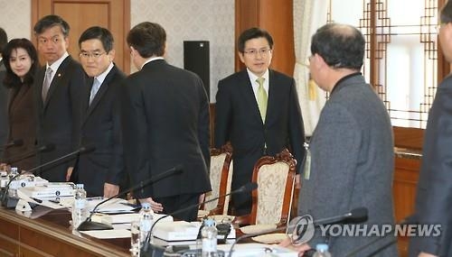 황총리 "누리과정예산 미편성 교육청, 법ㆍ원칙따라 단호대응" - 2