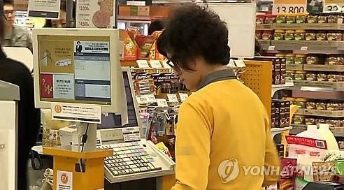< SNS돋보기> "캐시백 진작 시행됐어야" vs "편의점 범죄 우려" - 2