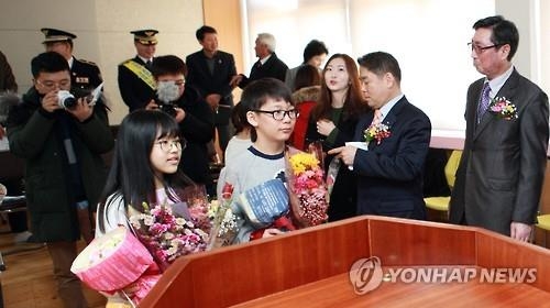 "졸업도 아쉬운데 폐교돼 마음 아파요" - 2