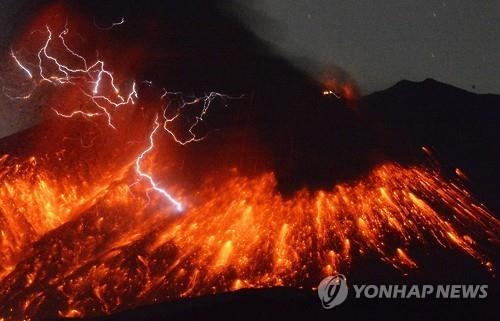 日규슈 남부 화산 사쿠라지마 분화…연기 2㎞ 넘게 솟아(종합) - 2