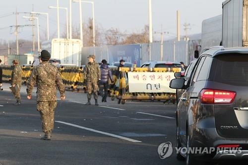 <개성공단 중단> 근로자 속속 귀환…"북측, 중단 원치않는 분위기"(종합) - 2
