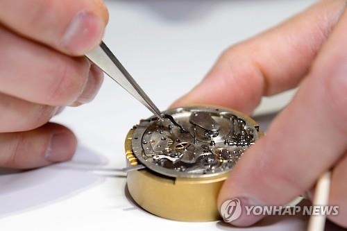 스마트워치에 치인 최고급 스위스시계 '아 옛날이여' - 4