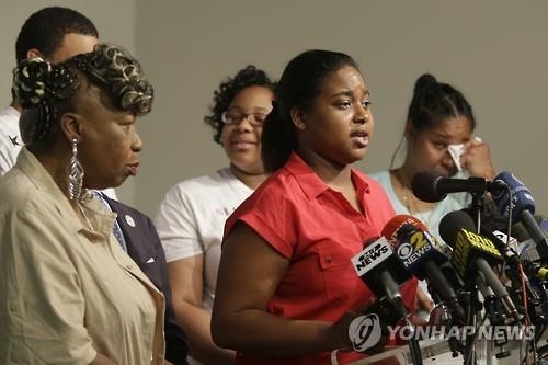 경찰 '목조르기'로 숨진 에릭 가너 딸, 샌더스 광고 등장 - 2