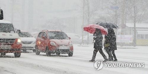 충북 곳곳에 눈…"빙판길 조심하세요" - 2
