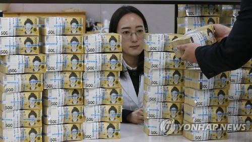 '갈 곳 잃은 돈' 단기 부동자금 930조 넘는다 - 2