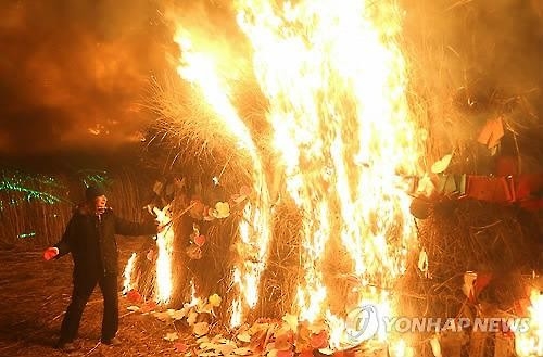 희망은 들불타고 세계로…봄날에 제주들불축제 '활활' - 6