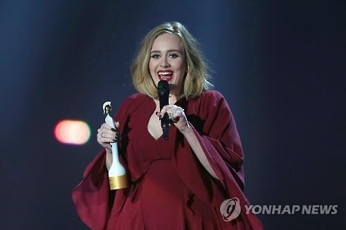 아델, 브릿 어워즈 휩쓸다…'올해의 앨범' 등 4관왕 - 2