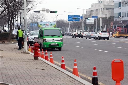 광주 서구 금요시장 거리정비…"영세상인 죽이기" 노점 반발 - 2