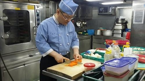 "셰프 경찰 해 보실래요"…중부해경 함정조리장 모집 - 2