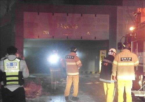 청주 아파트 지하주차장서 차량 화재…인명 피해 없어 - 2