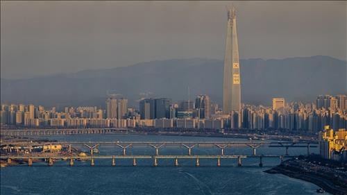 롯데월드타워 555m 완성됐다…최상층부 첨탑 완성2