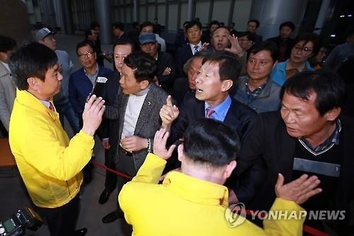 국민의당, 경선참여·탈락후보 지지자들 최고위에서 난동 - 2